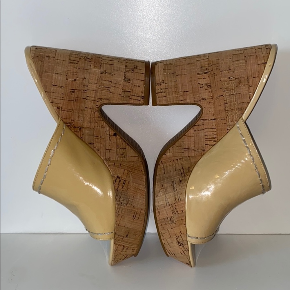 TAHARI💋Miami Beige Patent Leather Cork Slides